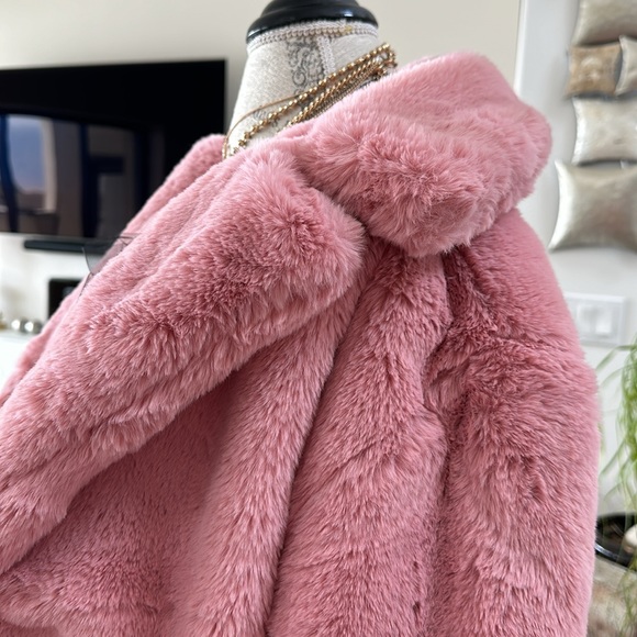 BRAND NEW GORGEOUS FANCY AND SOFT MAUVE VEGAN FUR OUTERWEAR COAT! SIZE MEDIUM! - Picture 13 of 17
